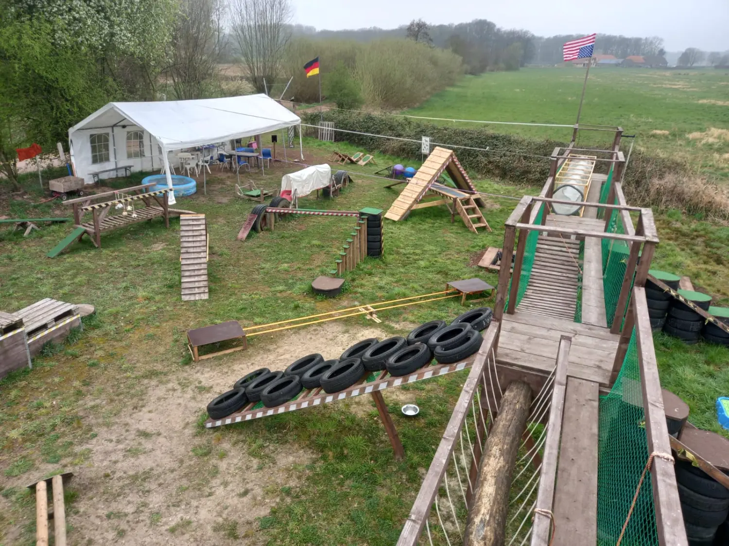 Reifen und Holztreppen von HeP Hunde extrem Parcours